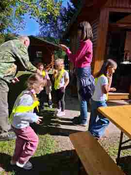 Obisk najmlajših osnovnošolcev pri čebelnjaku (8)